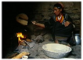 Femme kalash préparant le pain